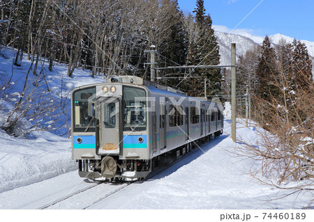 冬の大糸線　佐野坂の勾配区間を行く普通列車 74460189