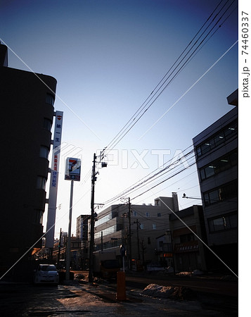 逆光に浮かぶ街の風景 逆光に浮かぶ街の風景 74460337