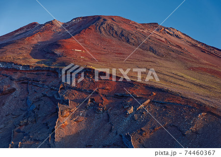 宝永山から見る朝焼けの宝永火口と富士山山頂の写真素材