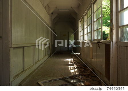 廃墟 山梨県 江草小学校 廃校 教室 音楽室 廃墟 山梨県 江草小学校 廃校 教室 音楽室 74460565