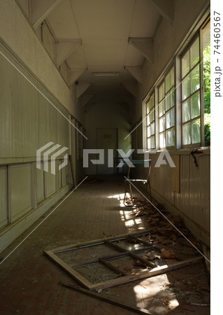 廃墟　山梨県　江草小学校　廃校　教室　音楽室 74460567