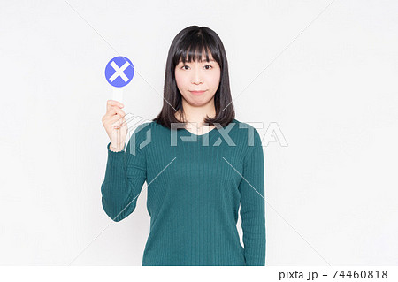 白背景のに立ってNGのプラカードを持っている女性 白背景のに立ってNGのプラカードを持っている女性 74460818