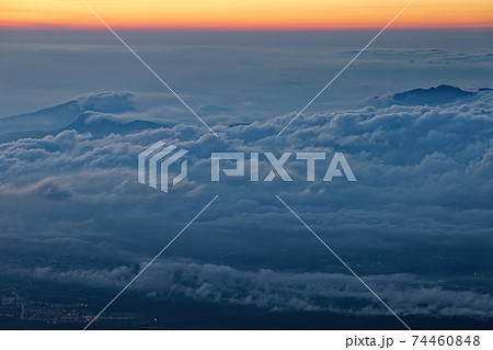 富士山・宝永山から見る夜明け雲海と箱根の山並み 富士山・宝永山から見る夜明け雲海と箱根の山並み 74460848