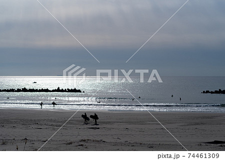 サーファーが集まる海 74461309