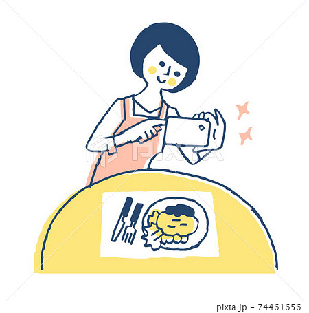 スマホで料理の写真を撮る主婦 74461656