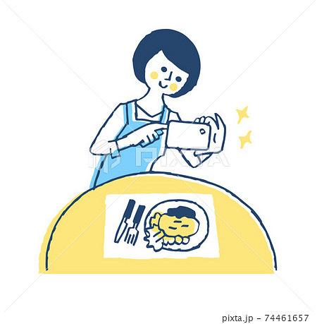 スマホで料理の写真を撮る主婦 74461657