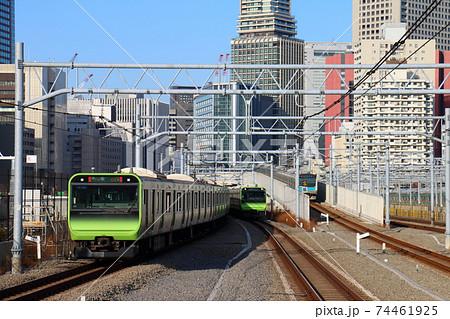 高輪ゲートウェイ駅の山手線E235系電車と京浜東北線E233系 74461925