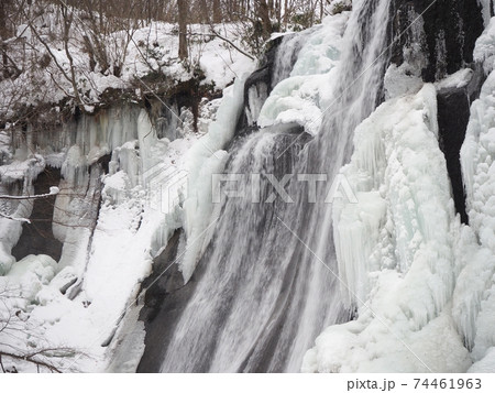 北海道、鱒見の滝:真冬の凍った滝 北海道、鱒見の滝:真冬の凍った滝 74461963