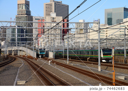高輪ゲートウェイ駅の京浜東北線E233系と湘南新宿ラインE231系電車 74462683