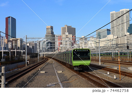 高輪ゲートウェイ駅の山手線E235系電車 74462758