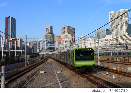 高輪ゲートウェイ駅の山手線E235系電車 74462759