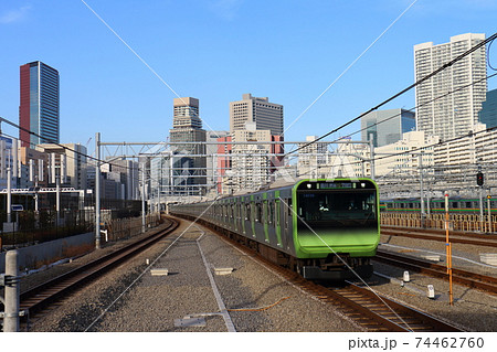 高輪ゲートウェイ駅の山手線E235系電車 74462760