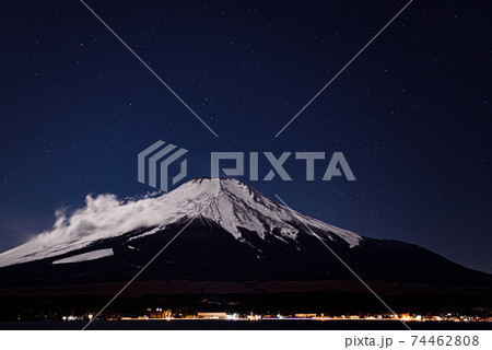 山中湖畔の街灯りと星空と富士山のシルエット 山中湖畔の街灯りと星空と富士山のシルエット 74462808