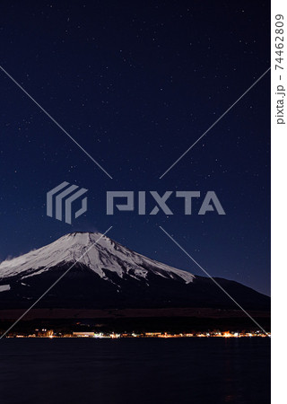 満天の星と山中湖と富士山 満天の星と山中湖と富士山 74462809