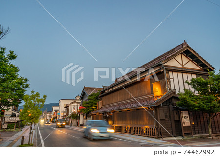 福島県会津若松市　歴史的ロマンを感じる七日町通り　夕暮れ 74462992