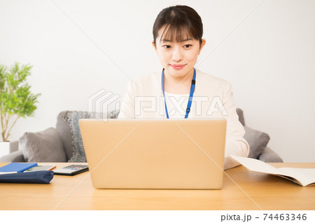 ノートパソコンでテレワーク中の女性 74463346
