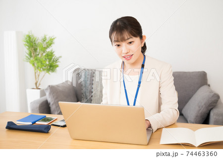 ノートパソコンでテレワーク中の女性 ノートパソコンでテレワーク中の女性 74463360