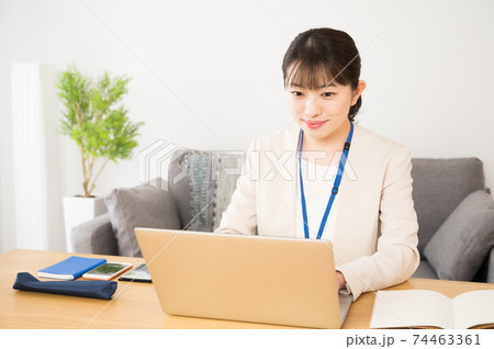 ノートパソコンでテレワーク中の女性 ノートパソコンでテレワーク中の女性 74463361