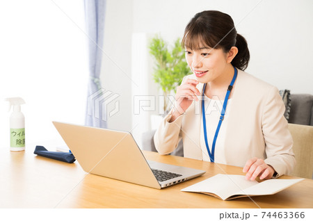 ノートパソコンでテレワーク中の女性 ノートパソコンでテレワーク中の女性 74463366