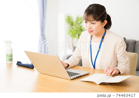 ノートパソコンでテレワーク中の女性 74463417