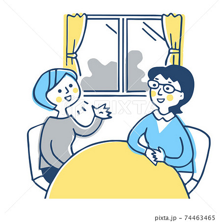部屋で話す女性2人 74463465