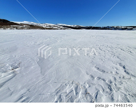 雪原のシュカブラと冠雪した山【霧ヶ峰・八島湿原】 雪原のシュカブラと冠雪した山【霧ヶ峰・八島湿原】 74463540