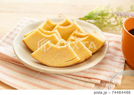 カットしたバウムクーヘン 74464496