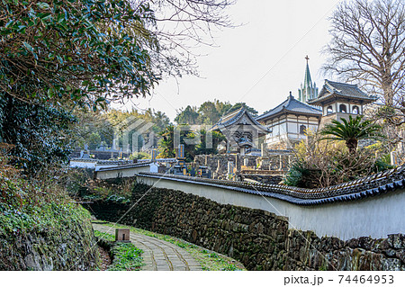 寺院と教会の見える道（冬）　平戸ザビエル記念教会と瑞雲寺　長崎県平戸市 74464953