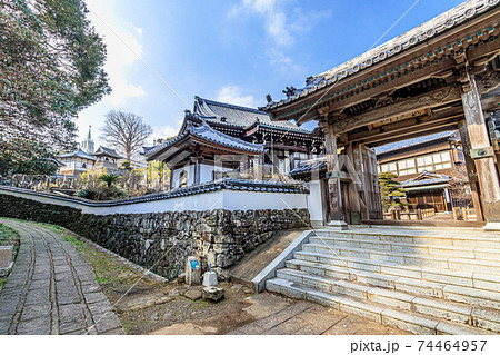 寺院と教会の見える道（冬）　平戸ザビエル記念教会と瑞雲寺　長崎県平戸市 74464957
