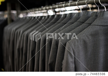 サラリーマンのスーツが大量に並んでいる写真素材 74465506