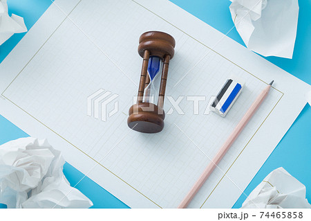 原稿用紙と砂時計 原稿用紙と砂時計 74465858