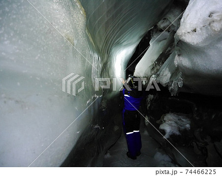 氷の中の洞窟は迷路 氷の中の洞窟は迷路 74466225