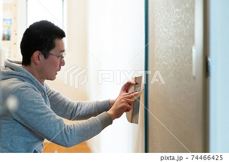 クロスを張替えする男性 74466425