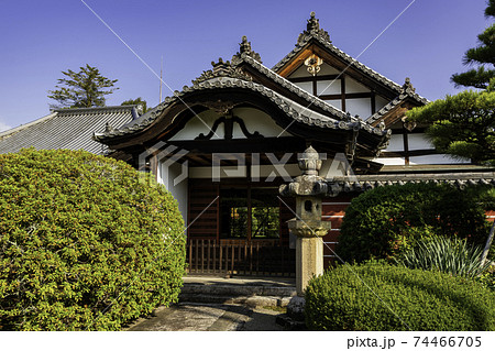 當麻寺　奥院　正玄関　奈良県葛城市 74466705