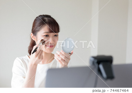 web会議の合間に化粧を直す若い女性 74467464