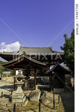 當麻寺　石灯籠　奈良県葛城市 74467706