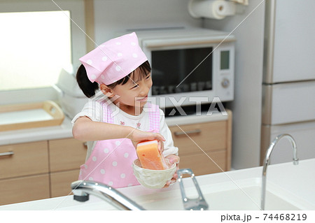 食器洗いを手伝う5歳の女の子 食器洗いを手伝う5歳の女の子 74468219