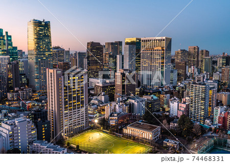 日本の東京都市景観 東京・神谷町などのオフィスビル群を望む 日本の東京都市景観 東京・神谷町などのオフィスビル群を望む 74468331