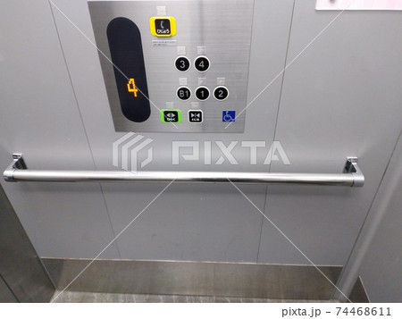 エレベーターの手すりとボタン 74468611