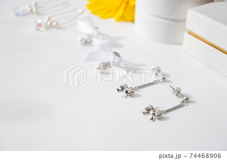 リボンとパールとスワロフスキーのピアス、シルバーのピアス【アクセサリーのプレゼントイメージ】 74468906