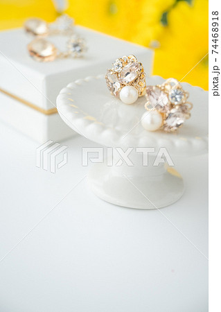 ビジューのイヤリングとオクタゴンのピアス【ブライダルアクセサリー】 ビジューのイヤリングとオクタゴンのピアス【ブライダルアクセサリー】 74468918