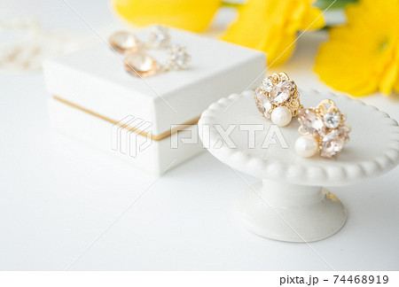 イヤリングとピアス ビジュー パール 【アクセサリーの贈り物イメージ】 イヤリングとピアス ビジュー パール 【アクセサリーの贈り物イメージ】 74468919