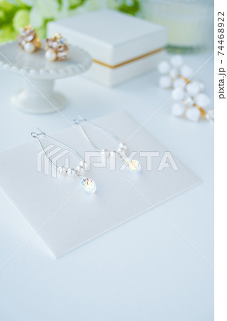 スワロフスキーのピアス、花のピアス、ビジューのイヤリング【贈り物イメージ】 74468922