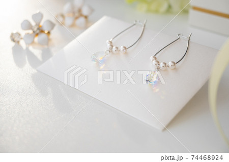 花のピアスとスワロフスキーのピアス【プレゼントイメージ】 74468924