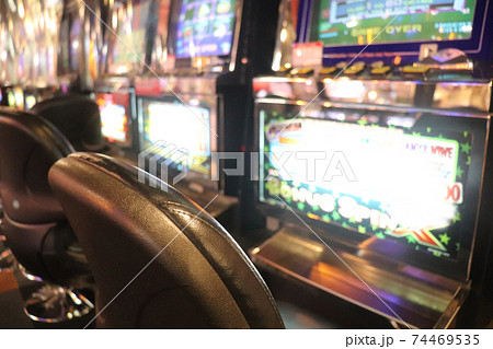 パチンコを打つ 74469535