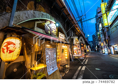 日本の東京都市景観 緊急事態宣言あす決定。1591人感染で最多。飲み屋街は…=6日、東京・新橋 日本の東京都市景観 緊急事態宣言あす決定。1591人感染で最多。飲み屋街は…=6日、東京・新橋 74469782