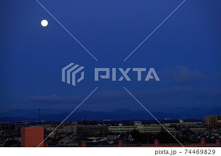 月と暮らす 満月の夜 三日月 細い月は見られない 月と暮らす 満月の夜 三日月 細い月は見られない 74469829