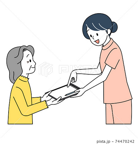 看護師から説明を受ける高齢女性 看護師から説明を受ける高齢女性 74470242