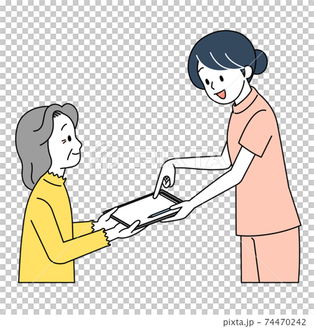 看護師から説明を受ける高齢女性 看護師から説明を受ける高齢女性 74470242