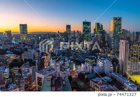 日本の東京都市景観 夕焼けに映える六本木などの街並みを望む 日本の東京都市景観 夕焼けに映える六本木などの街並みを望む 74471327